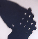 Foto von kleinen Sonnensicheln durch gekreuzte Finger