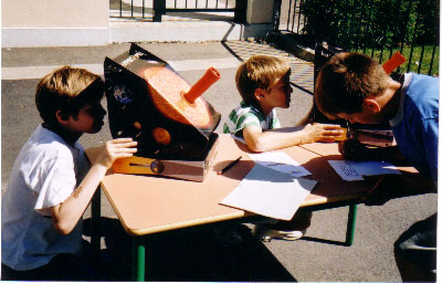 Foto: Kinder schauen durch ein Solarskop