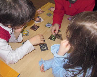 Kinder sortieren Bilder von Tieren und Pflanzen