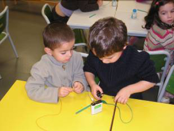 Foto: Zwei Jungen probieren die Stromkabel aus