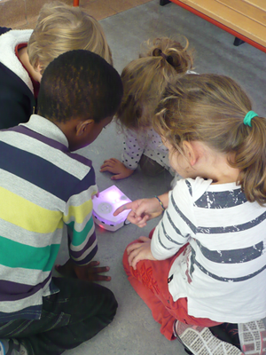 Kinder erkunden den lila Modus