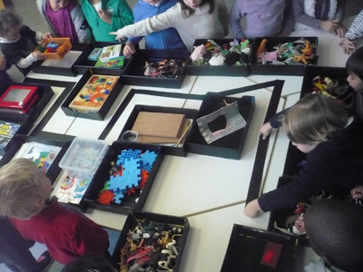 Kinder bauen ein Labyrinth für Thymio