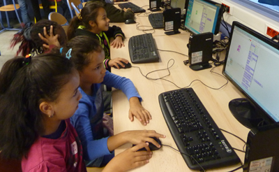Mädchen üben das Programmieren mit Scratch am Computer