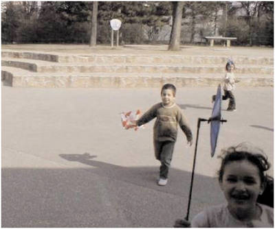 Foto: Kinder laufen mit verschiedenen Gegenständen über den Schulhof