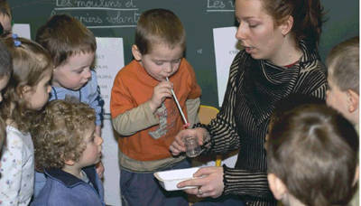 Foto: Kinder beobachten ein Kind beim Ansaugen