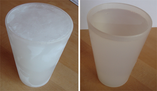 Foto eines Glases mit gefrorenem und dann aufgetautem Wasser