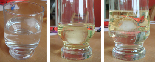 Foto der Eiswürfel in Gläsern mit Wasser, Öl bzw. Wasser und
 Öl gefüllten Gläser