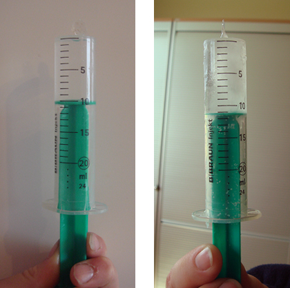 Foto einer Spritze vor und nach dem Einfrieren
