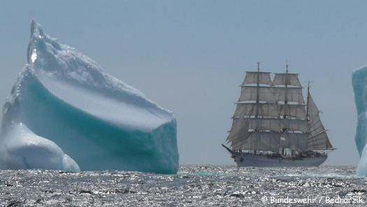 Foto der "Gorch Fock" zwischen Eisbergen