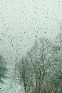 Foto: Regentropfen auf einer Fensterscheibe