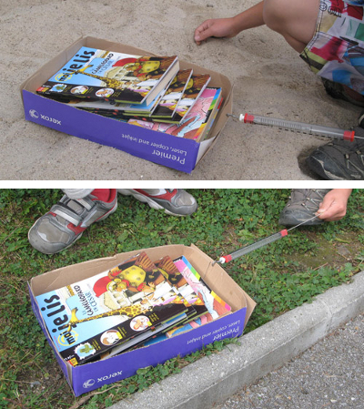 Zwei Fotos: Kinder ziehen eine Kiste mit Büchern über Sand bzw. Gras