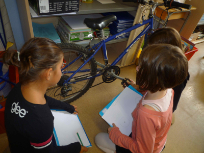 Foto: Zwei Mädchen untersuchen ein Fahrrad
