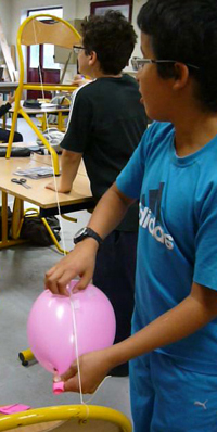 Foto: Zwei Schüler mit der Luftballonrakete
