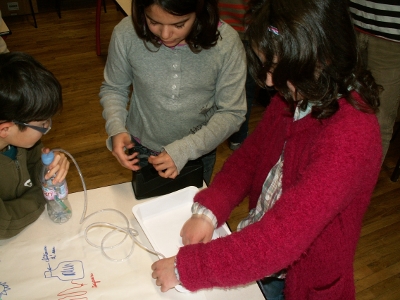 Foto: Kinder beim Experimentieren