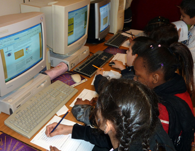 Foto: Kinder recherchieren im Internet