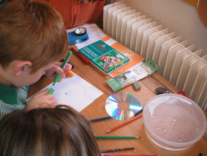 Foto von Kindern beim Experimentieren