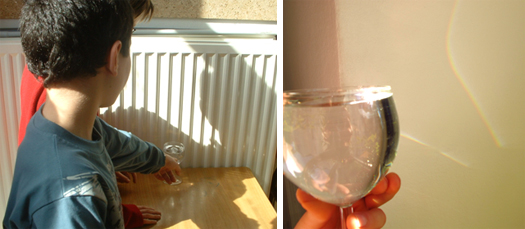 Zwei Fotos: Ein Kind beobachtet einen 'Weinglas-Regenbogen'