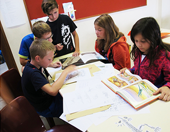 Schüler suchen in Sachbüchern