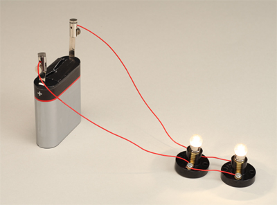 Foto: Parallelschaltung mit Batterie, Leitungen und zwei Lampen