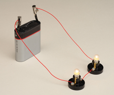 Foto: Reihenschaltung mit Batterie, Leitungen und zwei Lampen